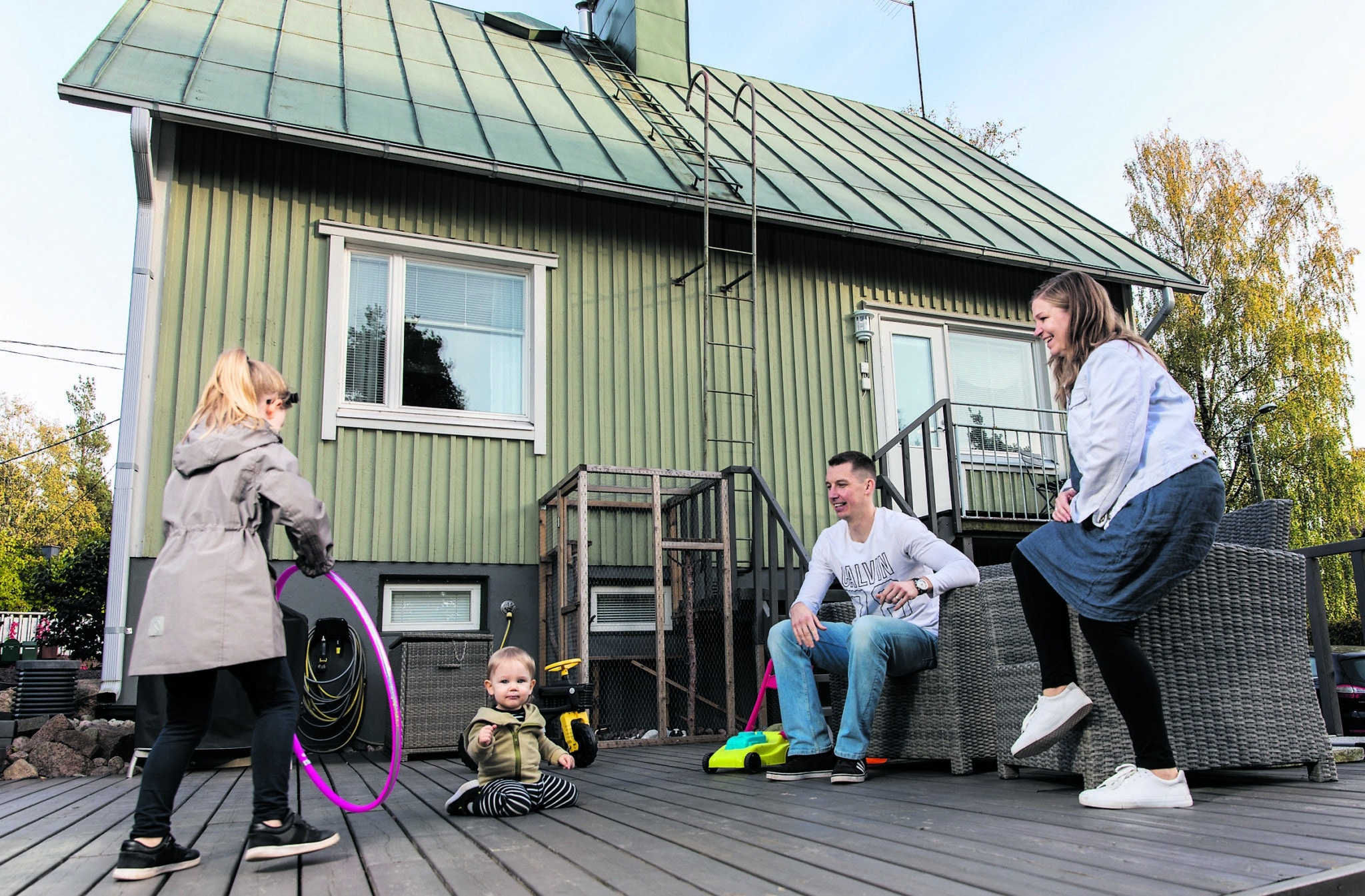 Perhe talon terassilla.