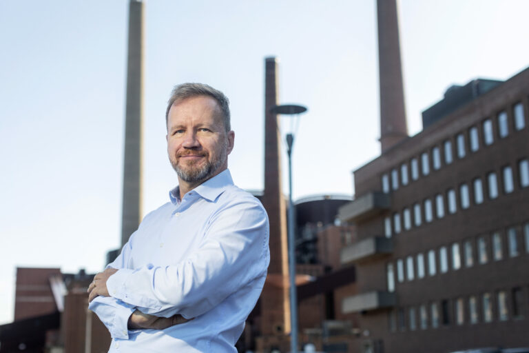 Energiateollisuuden kaukolämpöjohtaja Janne Kerttula seisoo ryhdikkäästi niin kuvassa kuin sanojensakin takana.